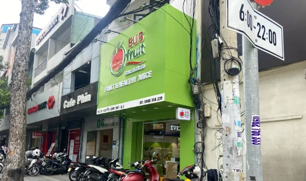 Thi công mặt tiền cửa hàng bán lẻ EUS Fruit tại Quận 1 – aluminium phối đèn LED nổi bật Thi công mặt tiền cửa hàng bán lẻ EUS Fruit tại Quận 1 – aluminium phối đèn LED nổi bật