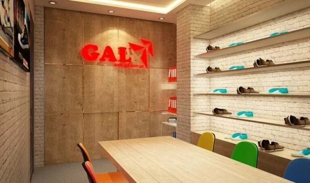 Khu vực trưng bày sản phẩm thời trang GAL với hệ kệ treo cao cấp và ánh sáng điểm sang trọng Khu vực trưng bày sản phẩm thời trang GAL với hệ kệ treo cao cấp và ánh sáng điểm sang trọng