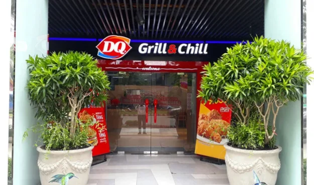 Thi công mặt tiền cửa hàng F&B với biển hiệu nổi bật và ánh sáng chuyên nghiệp tại DQ Grill & Chill