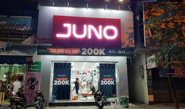 Quá trình thi công bảng hiệu mặt tiền shop giày với hệ thống đèn LED âm