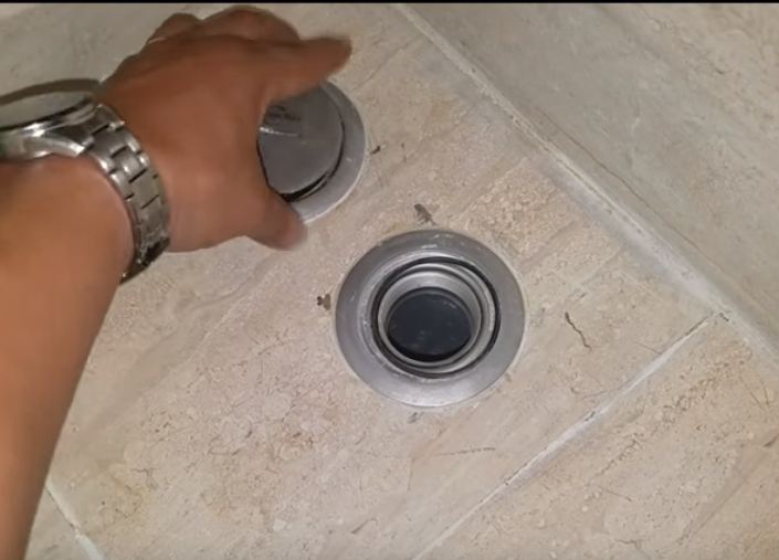 Hình ảnh thợ đang sửa ống nước rò rỉ dưới bồn rửa Hình ảnh thợ đang sửa ống nước rò rỉ dưới bồn rửa