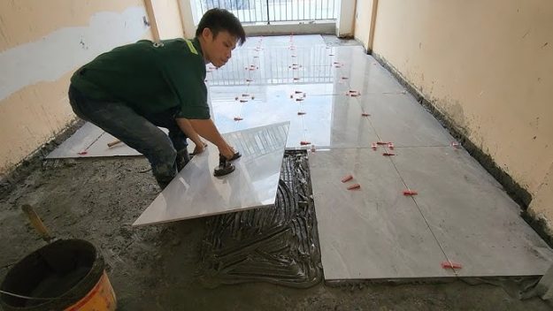 Thợ đảm bảo kỹ thuật, thi công lát nền gạch