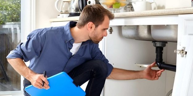 Công việc của một thợ sửa ống nước. Thợ lắp ống nước cho nhà ở dân dụng tại TP.HCM