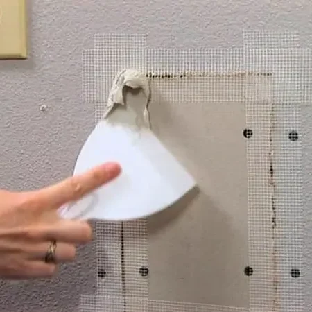Vá lỗ thủng trần thạch cao chuyên nghiệp