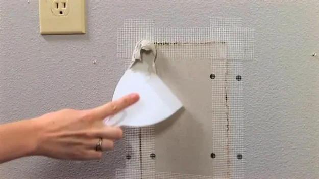 Vá lỗ thủng trần thạch cao chuyên nghiệp