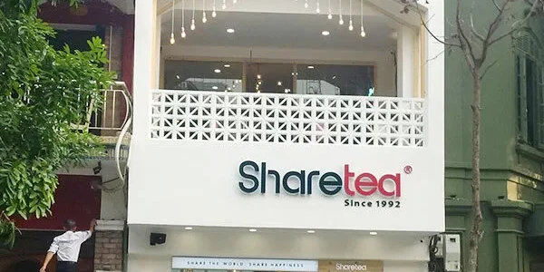 Mặt tiền quán Share Tea tại Phố Nhà Thờ nổi bật với bảng hiệu chữ nổi và hệ đèn chiếu sáng