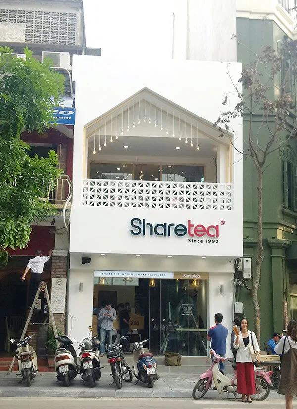 Mặt tiền quán Share Tea tại Phố Nhà Thờ nổi bật với bảng hiệu chữ nổi và hệ đèn chiếu sáng