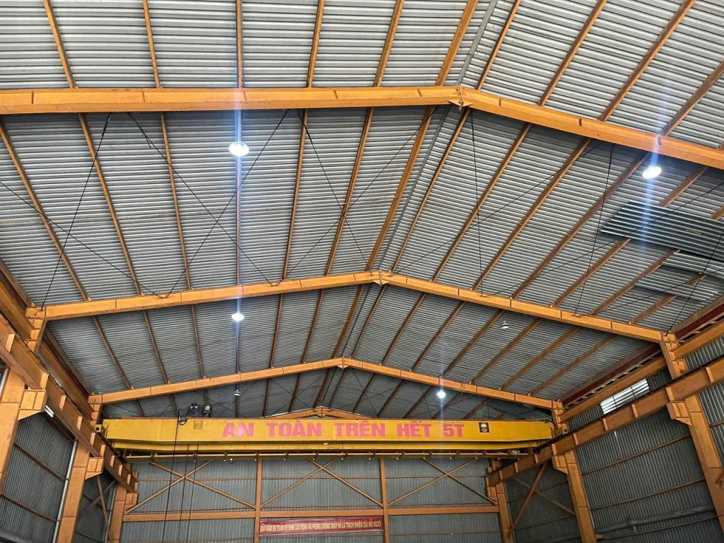 thi-cong-nha-xuong Lắp đặt kết cấu thép trong thi công nhà xưởng