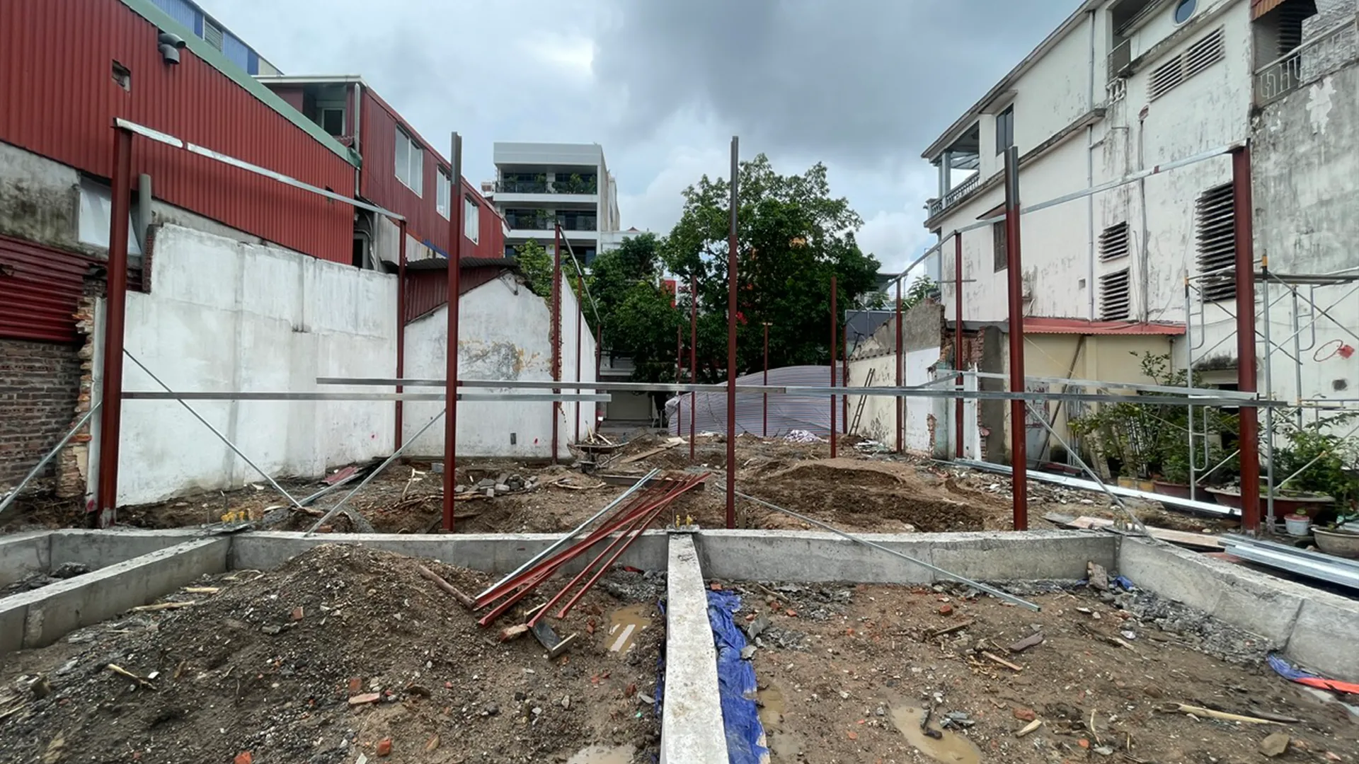 Thi công xây dựng công trình với hệ móng bê tông và cột thép định vị