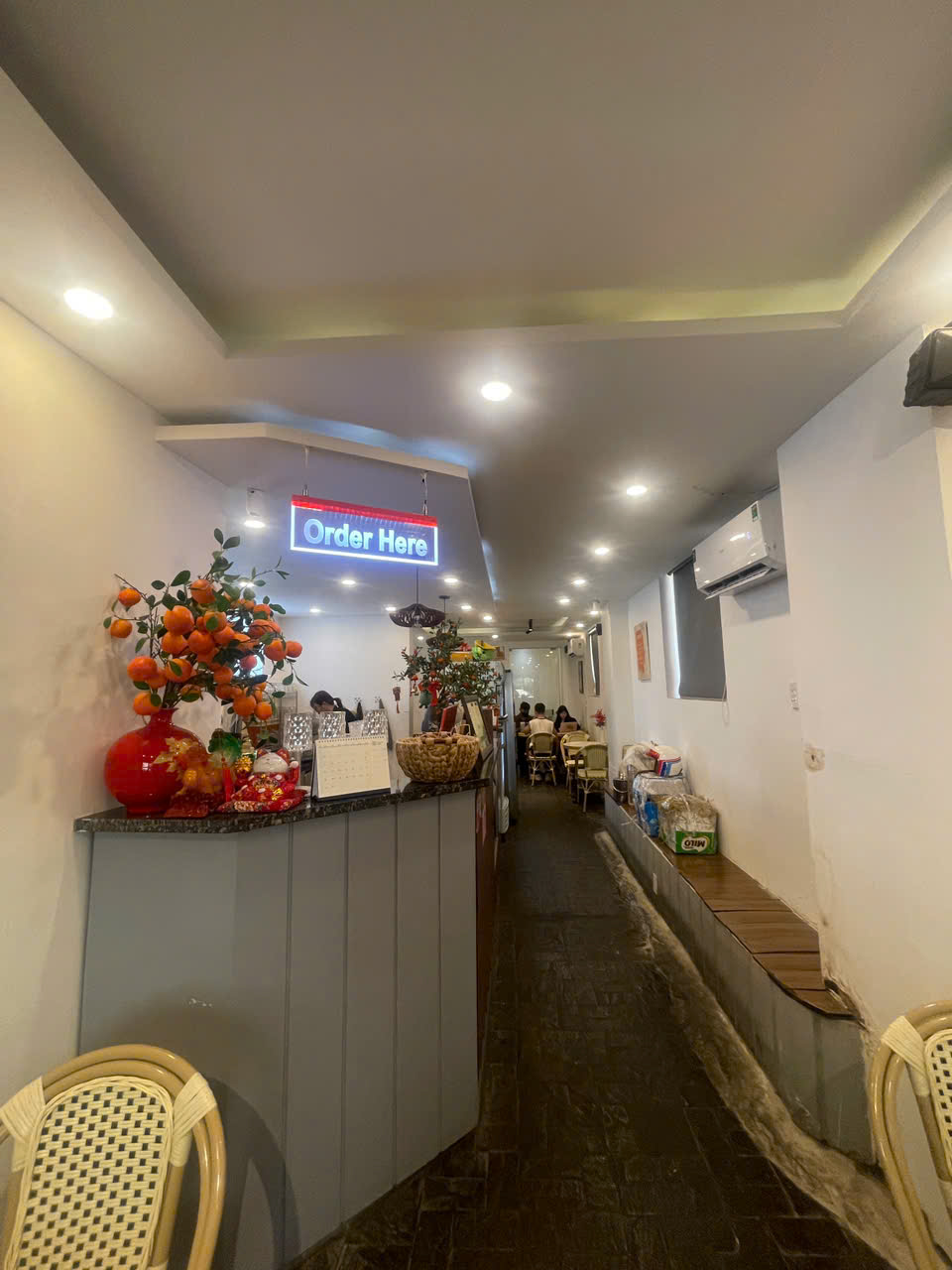 hiện trạng sàn và quầy bar trước cải tạo